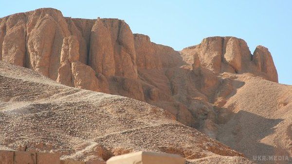 У Єгипті знайдена можлива могила дружини Тутанхамона. Розкопки можуть зайняти кілька років, але потік гіпотез про належність потенційної гробниці не зупинити.