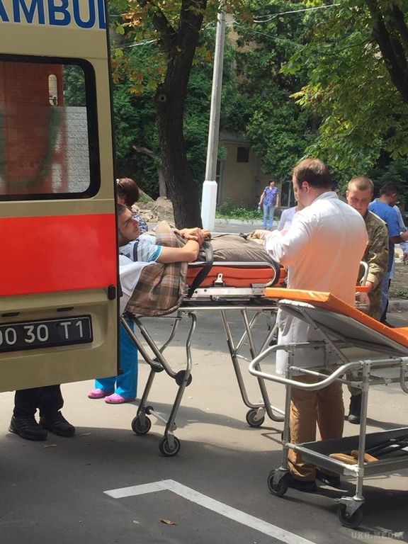 У Київ доставили тяжкопоранених військових: потрібна допомога. У київський Головний військовий госпіталь надійшли тяжкопоранені на сході України бійці.