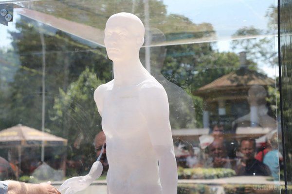 У Києві з'явилася скульптура, яка реагує на потиск руки. Це постать людини, яка "виходить" з прозорого кубу.