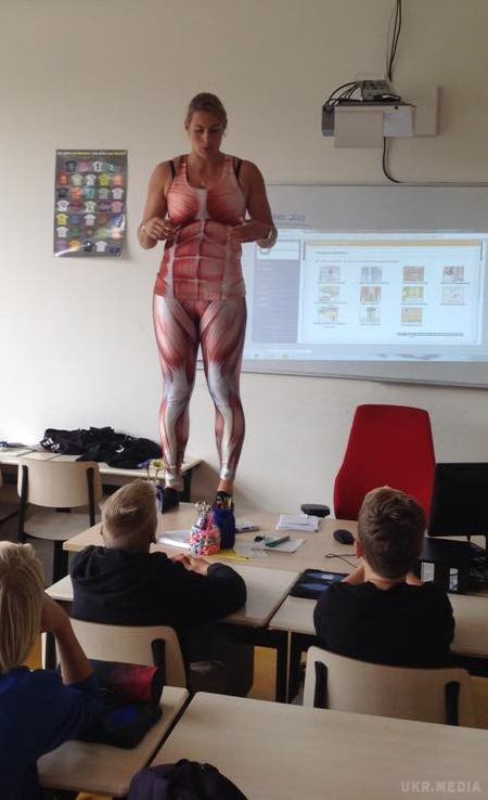 Голандська вчителька на уроці анатомії   показала все на собі! (відео). В ході заняття Деббі підіймається на стіл і знімає верхній одяг - незвичайний наочний посібник.
