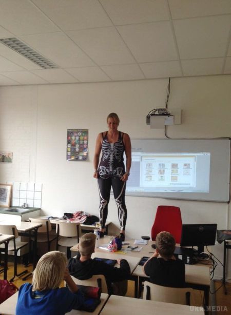 Голандська вчителька на уроці анатомії   показала все на собі! (відео). В ході заняття Деббі підіймається на стіл і знімає верхній одяг - незвичайний наочний посібник.
