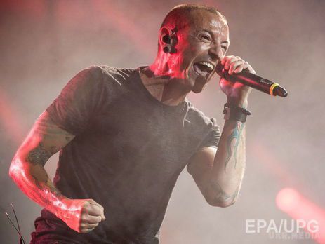 Честер Беннінгтон вокаліст групи Linkin Park покінчив із собою - ЗМІ. Джерела видання TMZ повідомили, що вокаліст групи Linkin Park Честер Беннінгтон повісився сьогодні в приватній резиденції.