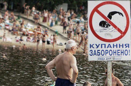 На всіх київських пляжах заборонили купатися. Спеціалісти радять утримуватися від купання в столичних водах.