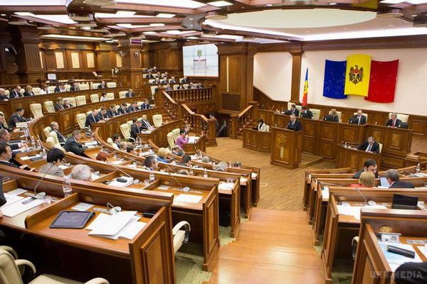 Парламент Молдови вимагає від Росії прибрати війська з Придністров'я. За декларацію проголосував 61 депутат.