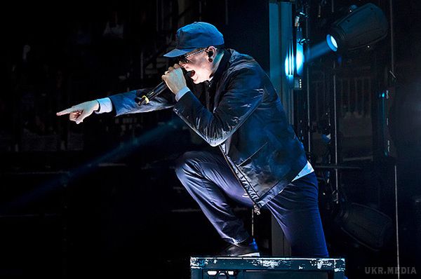Покінчив із собою Честер Беннінгтон "попрощався" з шанувальниками в останньому відео. Сьогодні, 21 липня, у мережі обговорюють два останніх відео, що з'явилися на офіційному YouTube-каналі групи Linkin Park через вчорашньої трагедії: