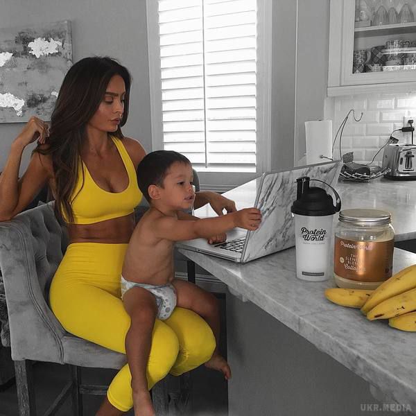 Вагітна фітнес-модель шокувала мережу оголеним фото. Американська фітнес-блогерка Сара Стейдж викликала фурор в мережі своїм вагітним фото.