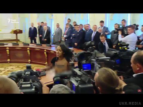 У Femen пояснили оголення своєї активістки перед Лукашенком (відео). Феменки кажуть, що нібито піддавалися катуванням у Білорусі.