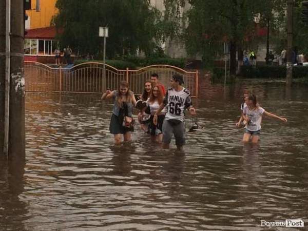 Потужна злива перетворила Луцьк у «Венецію». Місто затопило через потужної зливи з градом.