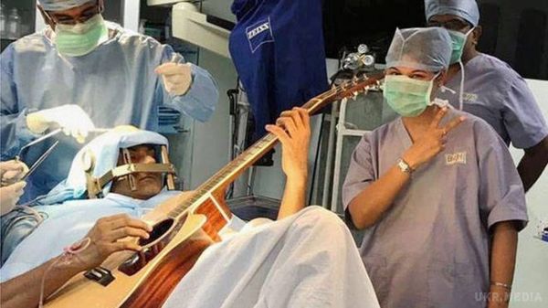 Індієць грав на гітарі під час операції на мозку. В його черепі зробили 14-міліметровий отвір, куди вставили електрод - він пішов на 8-9 сантиметрів вглиб мозку, а пацієнт був повністю у свідомості.