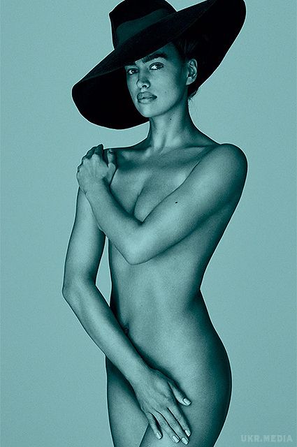 Супермодель Ірина Шейк повністю оголилася для зйомки іспанського Vogue.  Чотири дні тому модель з'явилася на обкладинці, а сьогодні в Instagram журналу була опублікована фотографія моделі - Шейк позує в одному лише капелюсі.