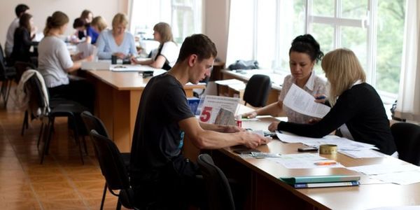 ТОП-10 ВНЗ України за популярністю серед абітурієнтів 2017 року. Про це повідомляє прес-служба Міністерства освіти і науки.