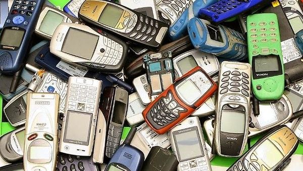 Молоде покоління європейців повертається до старих мобільників. Нове покоління міленіалів відмовляється від смартфонів і повертається до старих мобільників