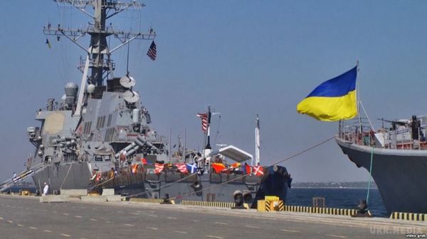 В Україні завершилися спільні зі США масштабні навчання Sea Breeze-2017 (фото). Кораблі країн-партнерів пройшли під час навчань понад 5 тисяч морських миль, авіація здійснила 310 вильотів.