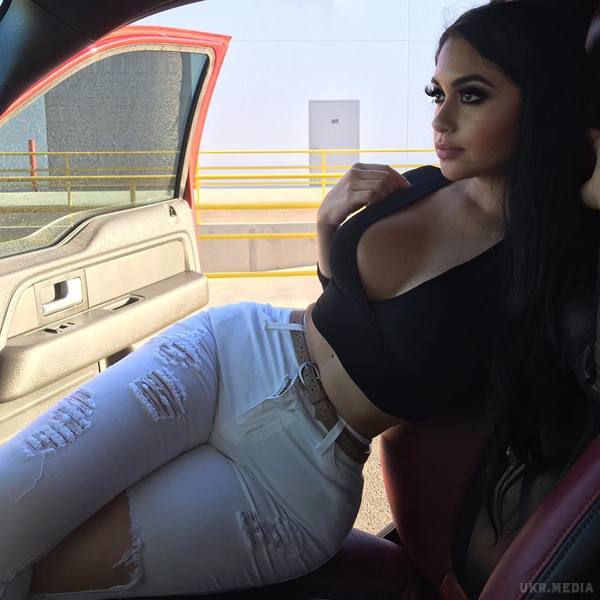 18-річна модель із величезними стегнами і гігнатською дупою підкорила мережу. Модель Джейлін Охеда Очоа є однією із найпопулярніших моделей Instagram.
