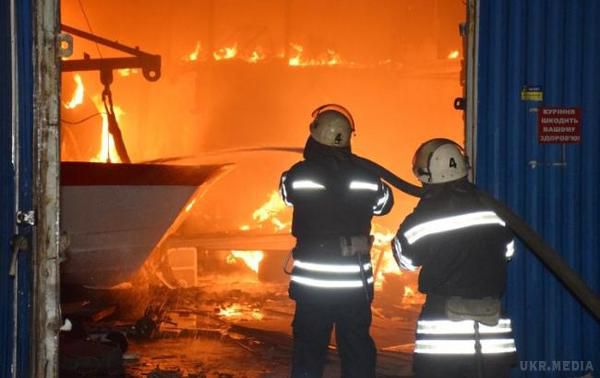 Пожежа в готелі в Луцьку ліквідовано, - загиблих і травмованих  немає. Під час гасіння евакуювали 10 осіб.