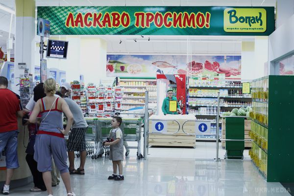 Курка з хробаками: жінка шокувала покупкою у супермаркеті. В Ужгороді в одному з супермаркетів жінці продали смажену курку, в якій були хробаки. Зараз вона перебуває у лікарні.