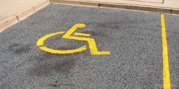 Президент підвищив штрафи за паркування на місцях для інвалідів. Закон набирає чинності через три місяці з дня опублікування.