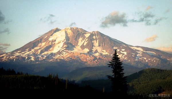 Уфологи помітили замерзле тіло прибульця на вершині гори Адамс. Уфологи помітили замерзле тіло прибульця на вершині гори Адамс в США в штаті Вашингтон.