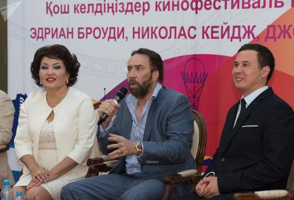 Ніколаса Кейджа нарядили в національне вбрання Казахстана. Актор Ніколас Кейдж побував в Астані.