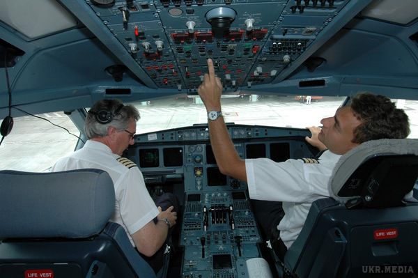 Секрети, про які пілоти завжди хочуть розповісти пасажирами. Любителі мандрівок літаком часто спостерігають за стюардесами, однак пілот працює поза зором пасажирів. Через це багато його обов'язків залишаються 'за кадром'.