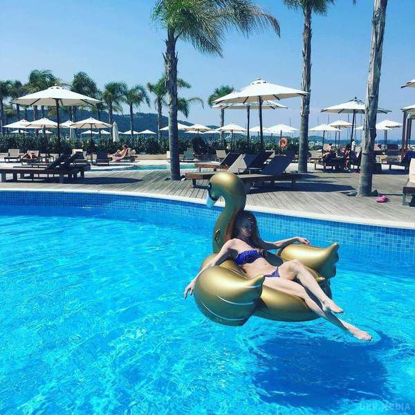 Світлана Ходченкова похвалилася струнким тілом в бікіні. Актриса відпочила біля басейну.