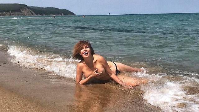 Співачка Наталія Штурм оголила груди на морі. Наталія Штурм зусердно працює над своєю фігурою.
