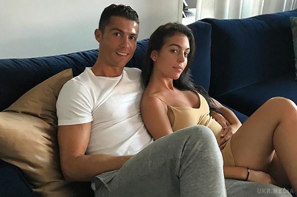 Кріштіану Роналду підтвердив вагітність своєї дівчини. 32-річний футболіст Кріштіану Роналду прокоментував вагітність своєї подруги Джорджіни Родрігес.