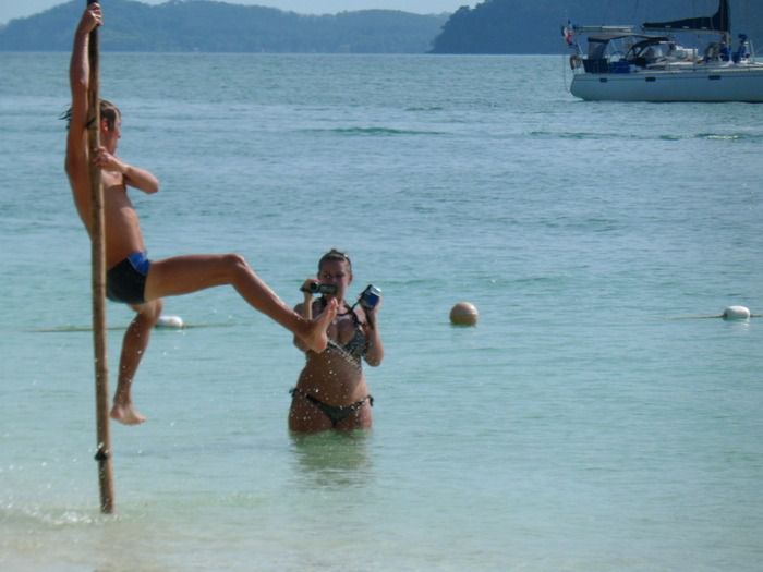 У Таїланді затримали двох голих росіян на пляжі. Чоловіка і жінку, які були напідпитку, затримали за негідну поведінку в громадському місці.