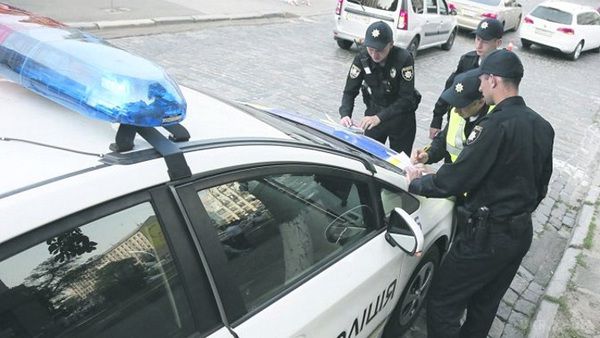 В Україні змінено процедуру виписування штрафу нерадивим водіям. Квитанцію про штраф вони зможуть залишити на лобовому склі автомобіля.