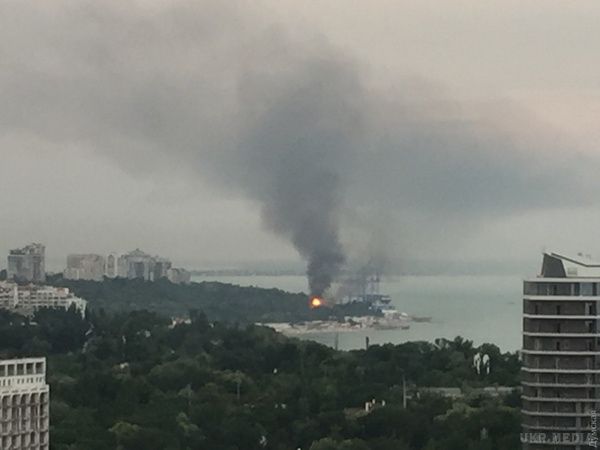 В Одесі на пляжі сталася пожежа, є постраждалий (фото, відео). На Ланжероні в Одесі сталася пожежа.