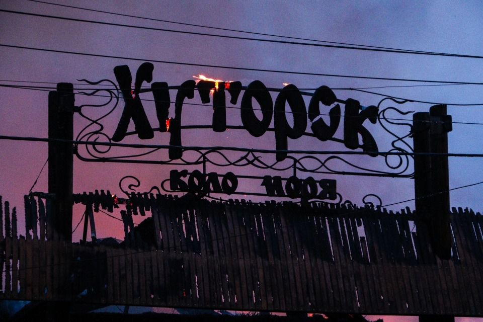 Прощавай Хуторок: ресторан на пляжі в Одесі згорів (фото, відео). В Одесі на пляжі Ланжерон згорів ресторан "Хуторок", під час гасіння якого постраждав один пожежник.