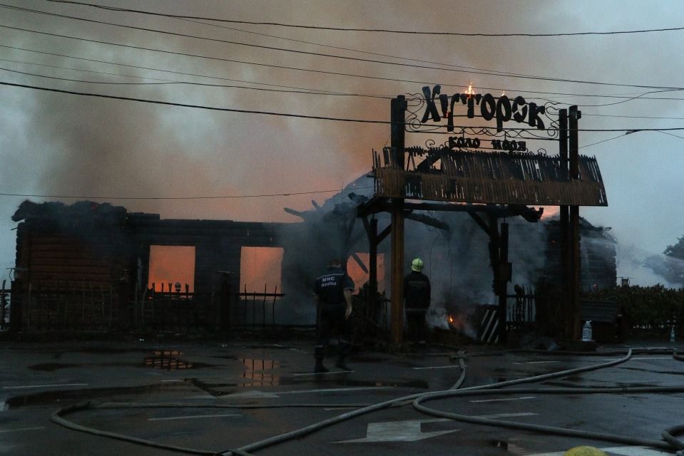Прощавай Хуторок: ресторан на пляжі в Одесі згорів (фото, відео). В Одесі на пляжі Ланжерон згорів ресторан "Хуторок", під час гасіння якого постраждав один пожежник.