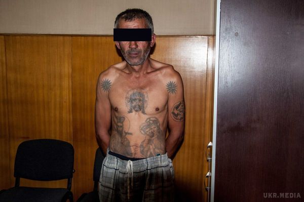 Підозрюваного у зґвалтуванні 15-річної дівчини затримали в Миколаєві (фото, відео). Ґвалтівником виявився 46-річний місцевий житель, який неодноразово судимий і в місцях позбавлення волі провів 19,5 років.