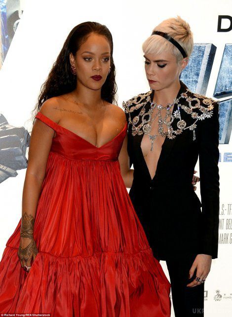 Ріанна вразила пишними формами в ефектній сукні. Знаменита співачка Rihanna не соромиться свого тіла з пишними формами і підкреслює це чарівним вбранням.