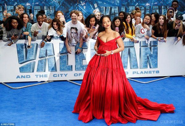 Ріанна вразила пишними формами в ефектній сукні. Знаменита співачка Rihanna не соромиться свого тіла з пишними формами і підкреслює це чарівним вбранням.