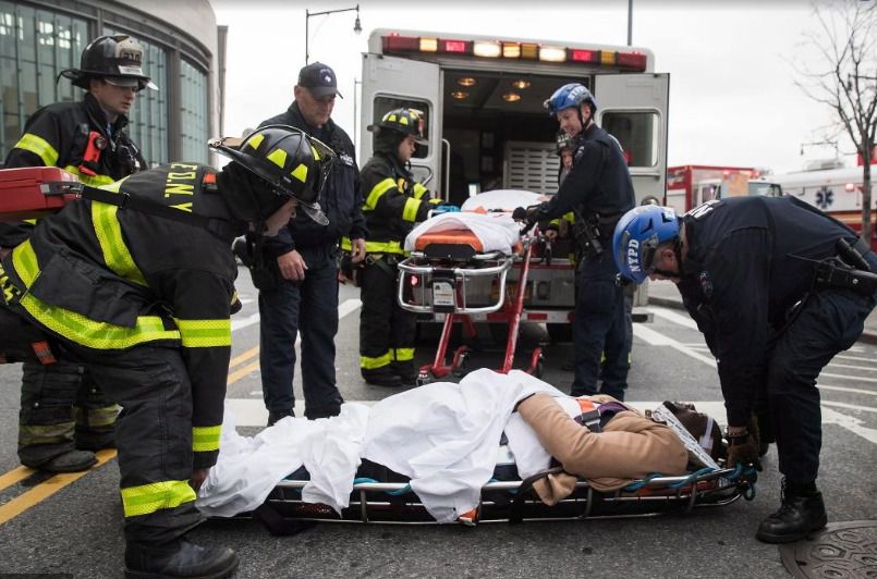 У США авто в'їхало в натовп: є загиблі. Постраждалі, включаючи водія, були госпіталізовані до трьох місцевих лікарень.