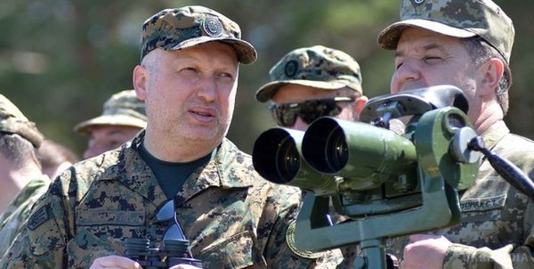 Турчинов показав, яка зброя потрібна українській армії. Нові зразки розроблені підприємствами українського ВПК.