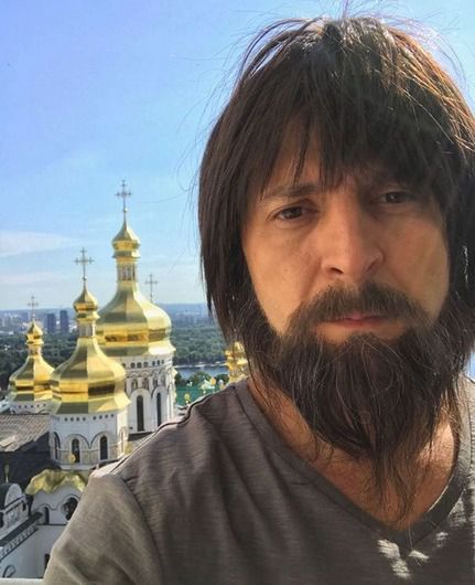 Володимир Зеленський пішов працювати до церкви. Комік відростив густу бороду і довге волосся.