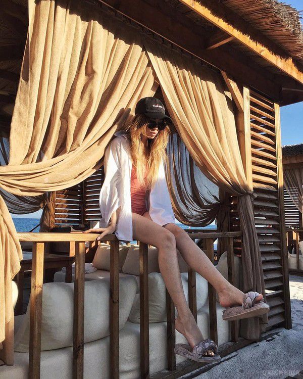 Надя Дорофєєва поділилася пікантним постільним знімком. Співачка продемонструвала оголені сідниці в Instagram.