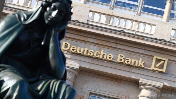 Deutsche Bank може вивести з Британії 300 мільярдів євро через Brexit. Найбільший у Німеччині комерційний банк Deutsche Bank AG може вивести близько 300 мільярдів євро з балансу свого британського підрозділу у Франкфурт через відтік клієнтів у зв'язку з Brexit.