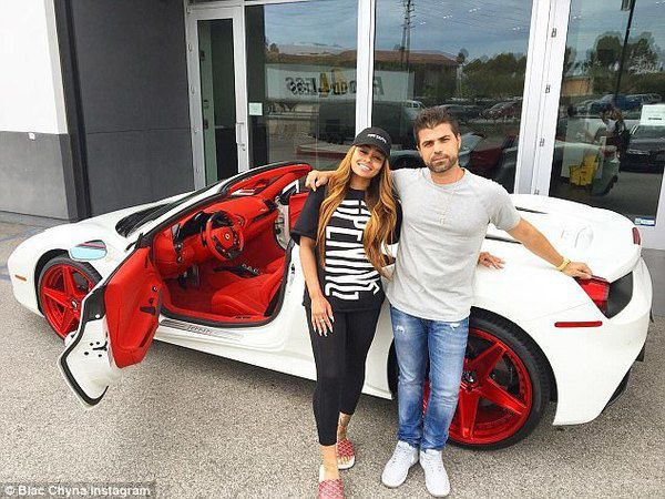 Відома модель купила собі дорожезний "Феррарі". Вона похвалилася новою білою машинкою із розкішним червоним салоном у серії знімків на Instagram