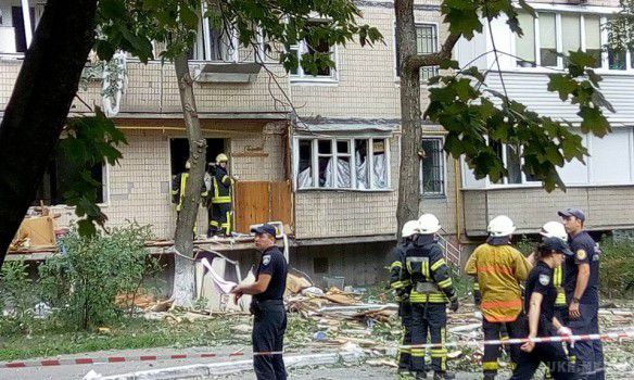 У Києві вибухнула дев'ятиповерхівка - на місці події працюють пожежники - кадри. В результаті інциденту з будівлі були евакуйовані близько 20 осіб.
