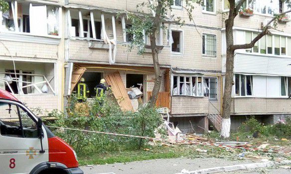 У Києві вибухнула дев'ятиповерхівка - на місці події працюють пожежники - кадри. В результаті інциденту з будівлі були евакуйовані близько 20 осіб.