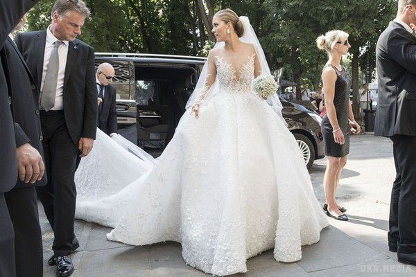 Красиво жити не заборониш: як виглядає весільна сукня майже за мільйон євро (Фото).  Наречена з'явилася на порозі розкішного італійського готелю Hotel Falisia в білосніжній сукні.