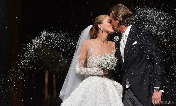 Красиво жити не заборониш: як виглядає весільна сукня майже за мільйон євро (Фото).  Наречена з'явилася на порозі розкішного італійського готелю Hotel Falisia в білосніжній сукні.