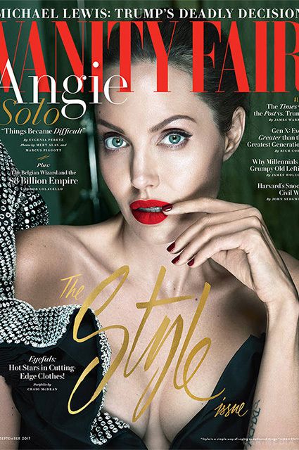 Приголомшлива Джолі прикрасила обкладинку глянцю. Голлівудська зірка Анджеліна Джолі знялася у яскравій фотосесії та дала відверте інтерв'ю.