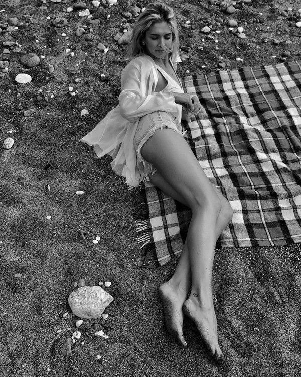 Віра Брежнєва показала ідеальну фігуру на пляжі. Артистка насолоджується літнім відпочинком в Італії.
