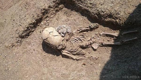 В Криму знайшли могилу "малюка-прибульця". Археологи виявили під час розкопок некрополя Киз-Аул під Керчю поховання півторарічної дитини з сильно деформованим черепом