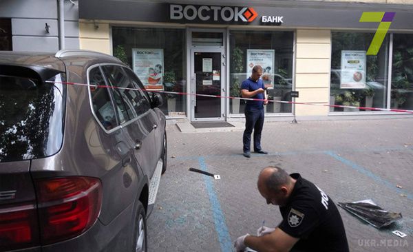 В Одесі стався озброєний напад біля відділення банку. У громадянина вкрали велику суму грошей.