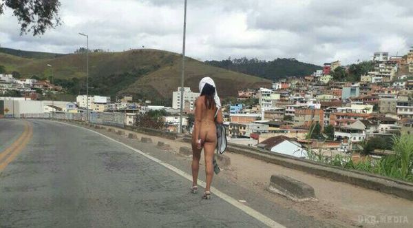 У Бразилії гола дівчина гуляла вздовж траси. У бразильському муніципалітеті Маньюасу водії зняли на відео голу дівчину, яка гуляла вздовж траси, надівши спідницю на голову.